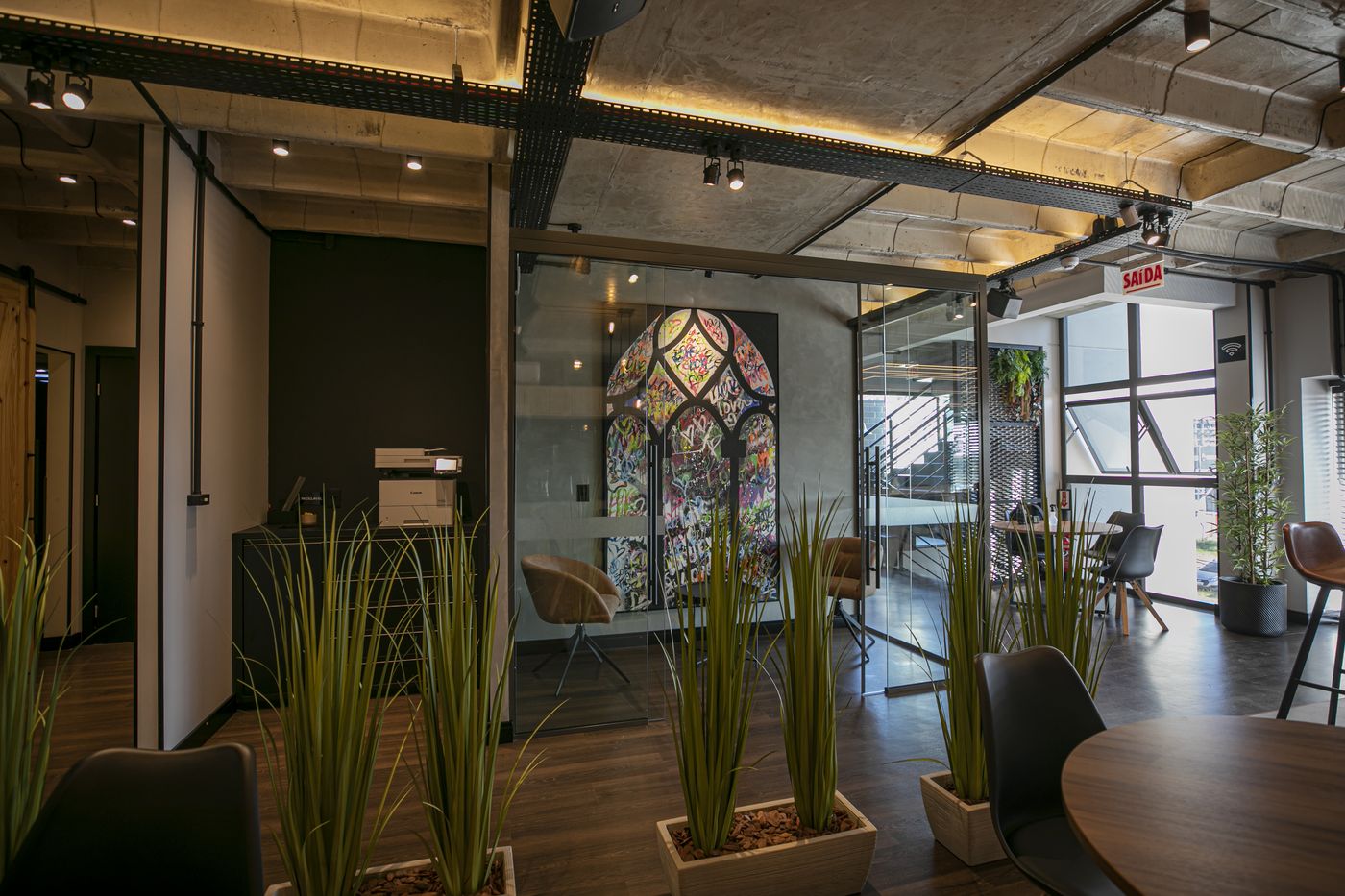 Área comum com vitral no WorkHub Coworking