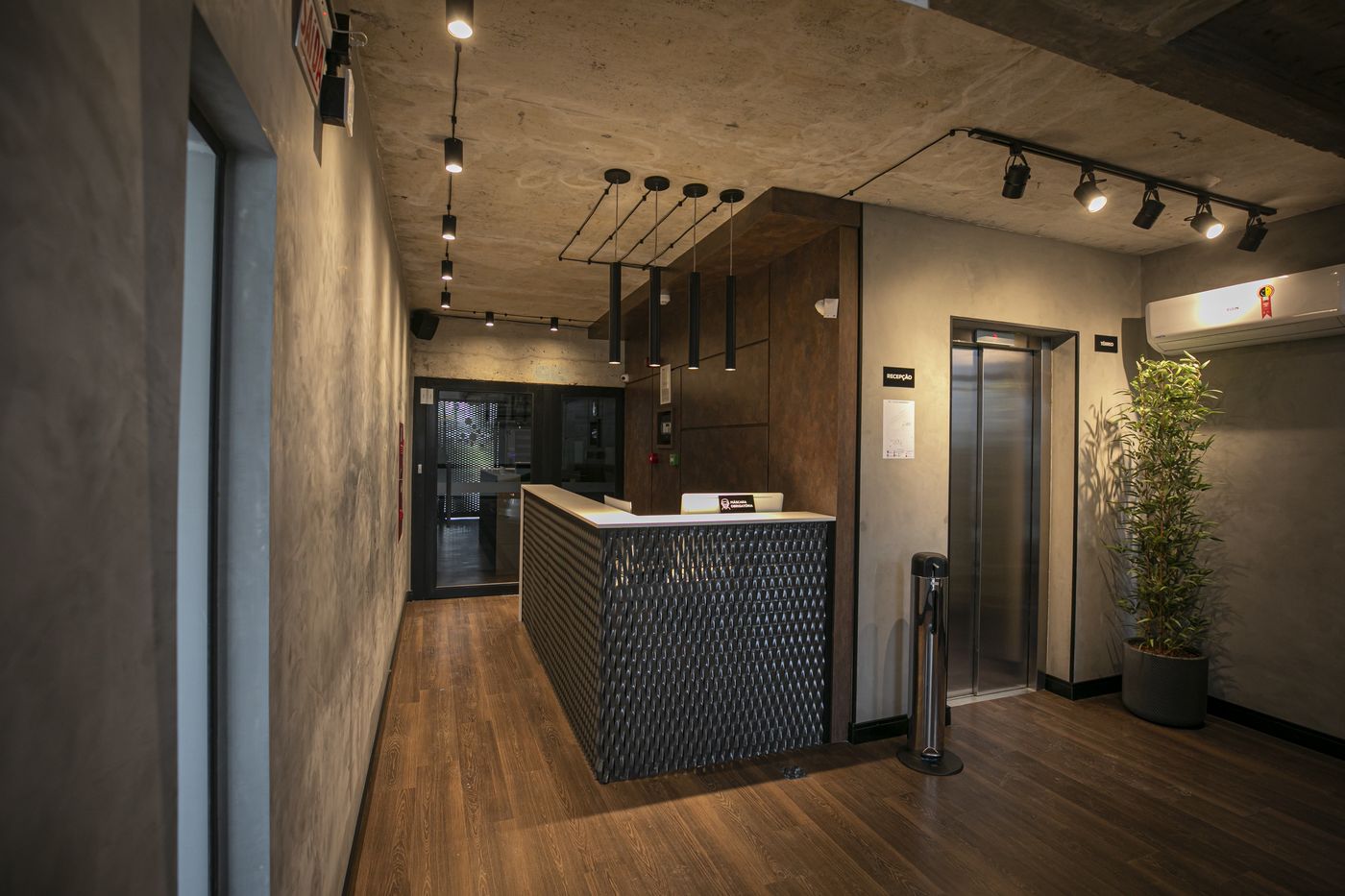 Recepção e elevador do WorkHub em Itajaí